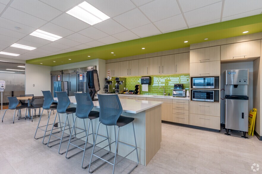 More Photos Of 25300-25330 Telegraph Rd, Southfield Office For Sale