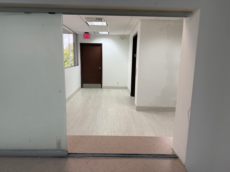 More Photos Of 2434 Hollywood Blvd, Hollywood Office For Sale