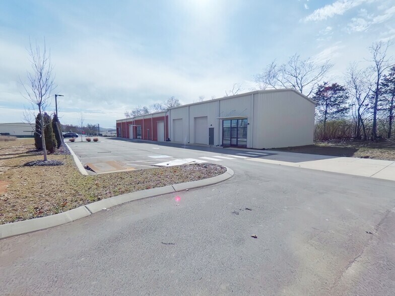 More Photos Of 825 Carthage Hwy, Lebanon Flex For Lease
