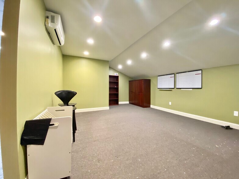 More Photos Of 8329 Delaware Ave, Upper Darby Service For Sale