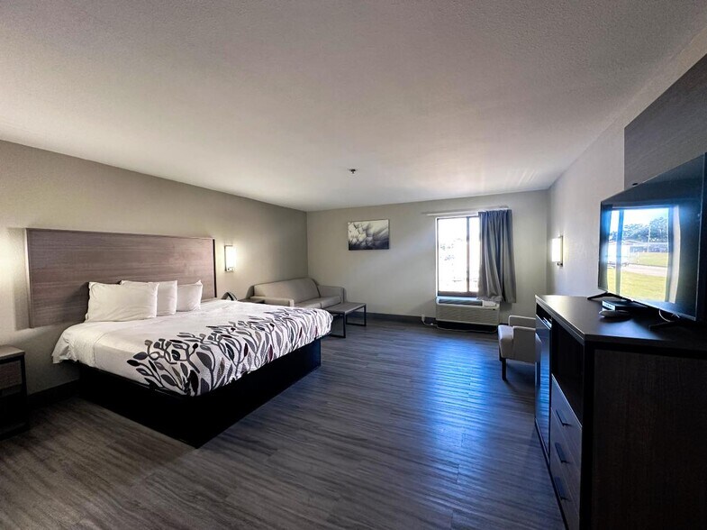 More Photos Of 5635 Tillmans Corner Pky, Theodore Hotel For Sale