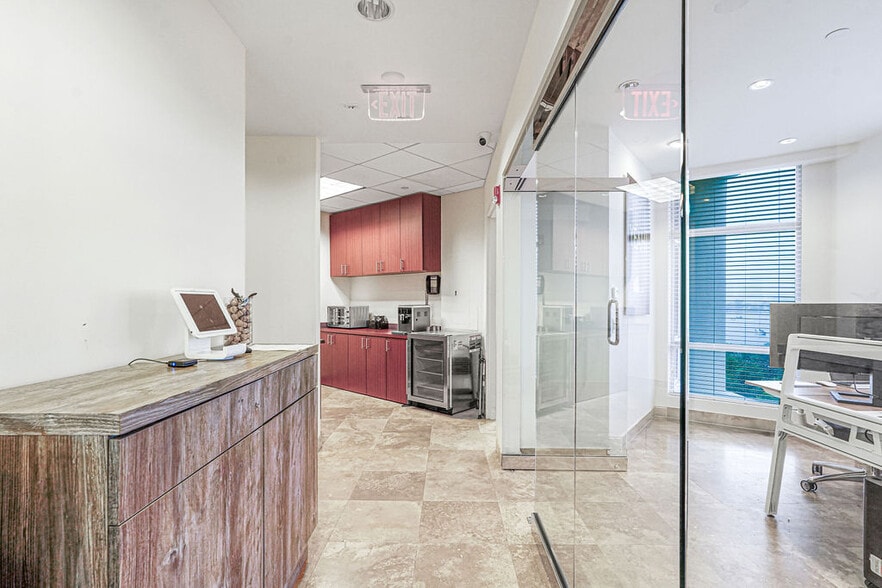 More Photos Of 17501 Biscayne Blvd, Aventura Office For Sale