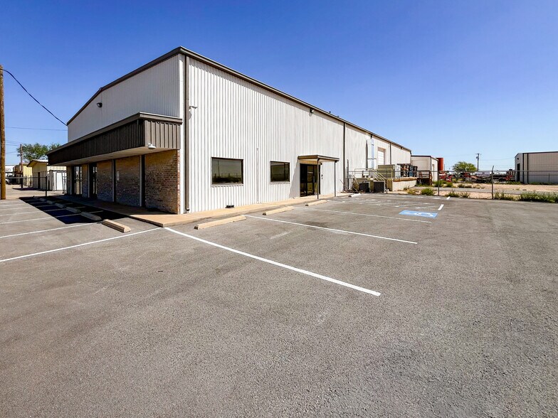 More Photos Of 7 E Industrial Loop, Midland Warehouse For Sale