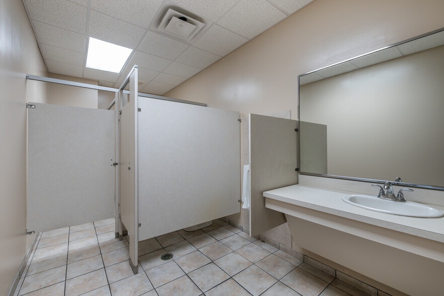 More Photos Of 8801 Corporate Square Ct, Jacksonville Warehouse For Lease