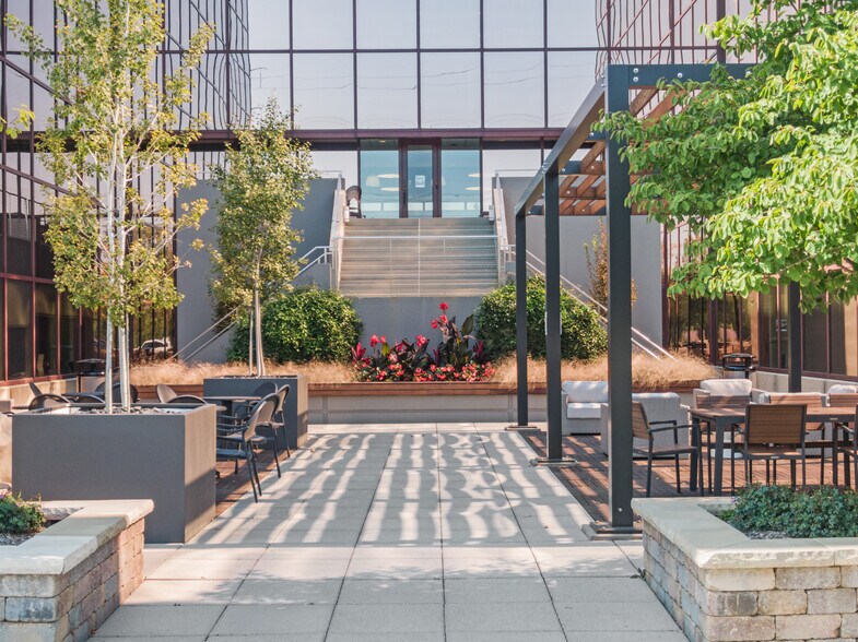 More Photos Of 630-650 Dundee Rd, Northbrook Unknown For Lease