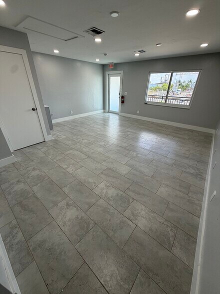 More Photos Of 2700 Evans Ave, Fort Myers Light Manufacturing For Lease