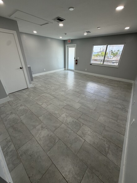 More Photos Of 2700 Evans Ave, Fort Myers Light Manufacturing For Lease