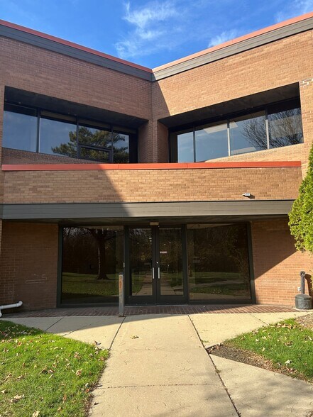 Primary Photo Of 32100 Telegraph Rd, Bingham Farms Medical For Lease