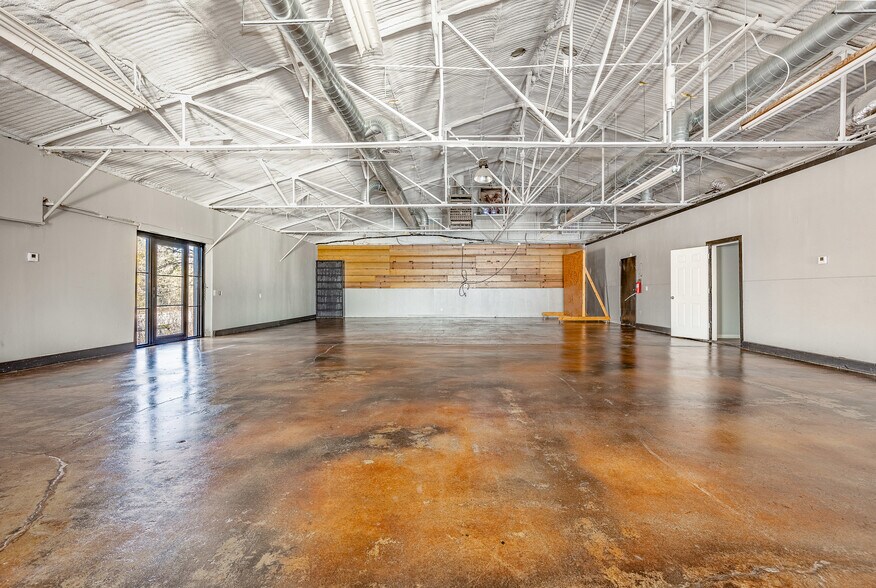 More Photos Of 1024 S First St, Sherman Warehouse For Lease