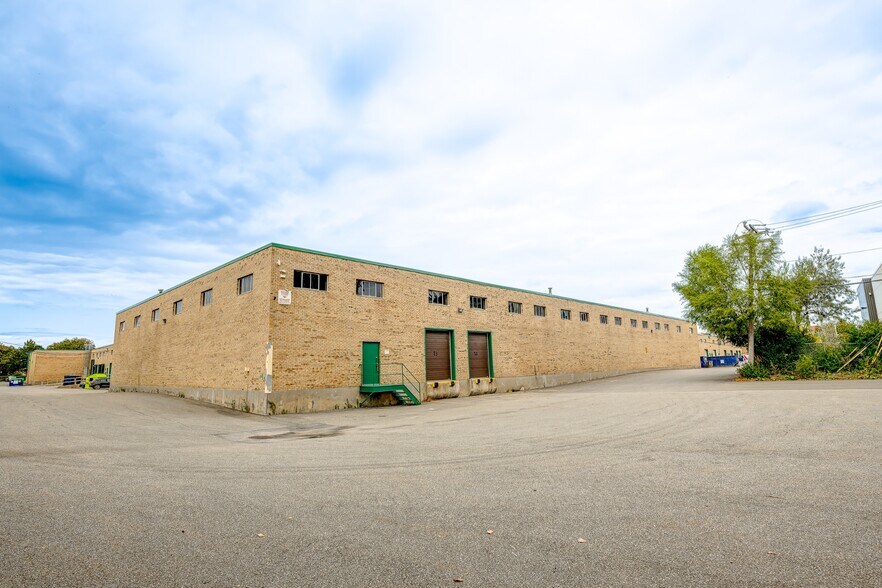 More Photos Of 340-380 Rue Isabey, Montréal Distribution For Lease