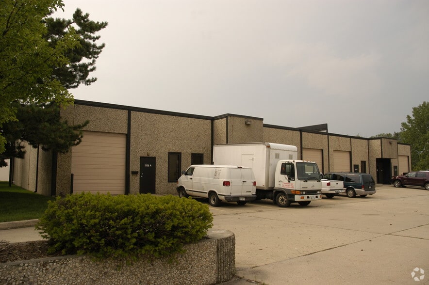 Primary Photo Of 1325 Industrial Dr, Itasca Warehouse For Lease