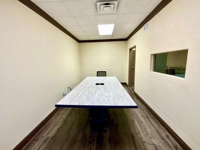 More Photos Of 7075 Kingspointe Pky, Orlando Showroom For Lease