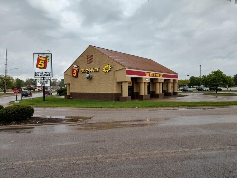 More Photos Of 3311 N Sterling Ave, Peoria General Retail For Sale