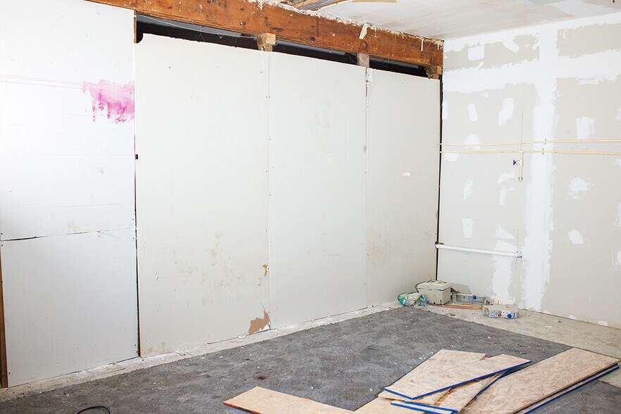 More Photos Of 719 Central Ave W, Hampton Flex For Lease