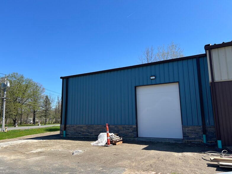 More Photos Of 574 Hudson River Rd, Waterford Warehouse For Lease