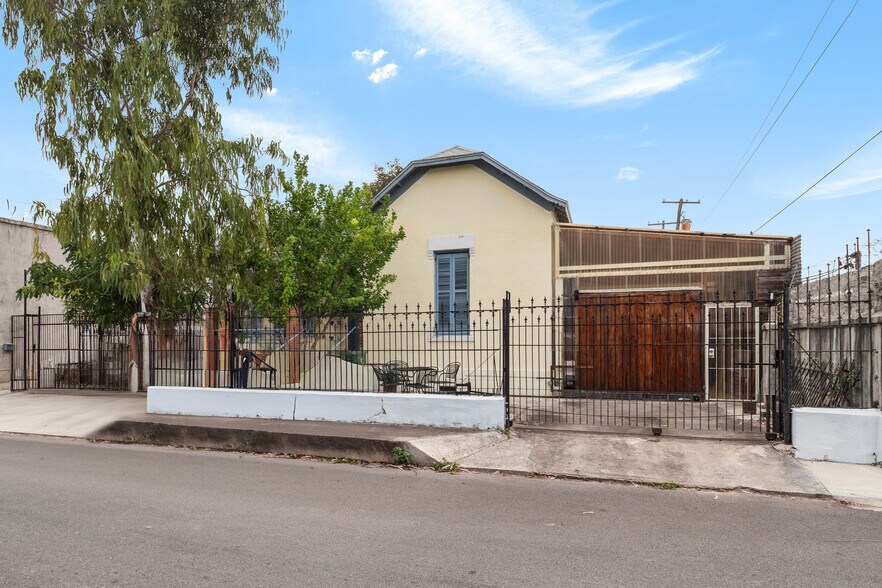 More Photos Of 828 E 15th St, Brownsville Office For Sale