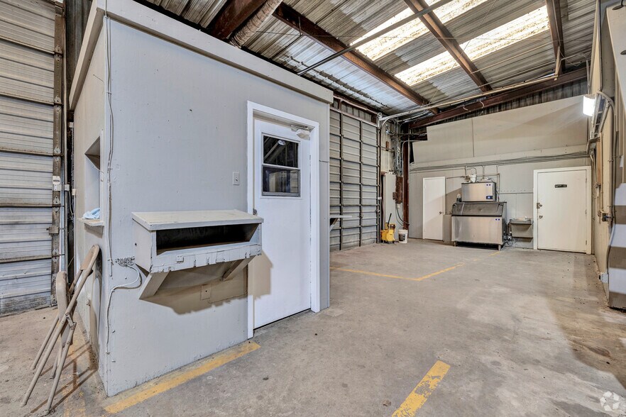 More Photos Of 8403 Bassett St, Houston Warehouse For Sale