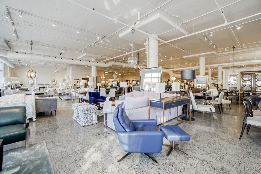 More Photos Of 4360 Ch de la Côte-de-Liesse, Mt Royal Showroom For Lease