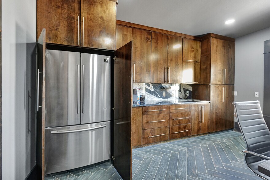More Photos Of 9013 W County Road 160, Midland Showroom For Sale