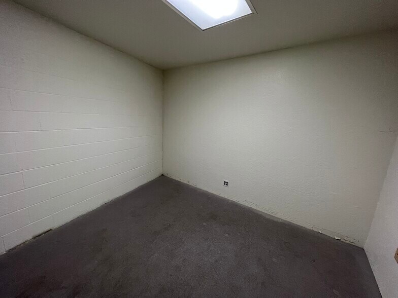 More Photos Of 1945 N Fine Ave, Fresno Flex For Lease