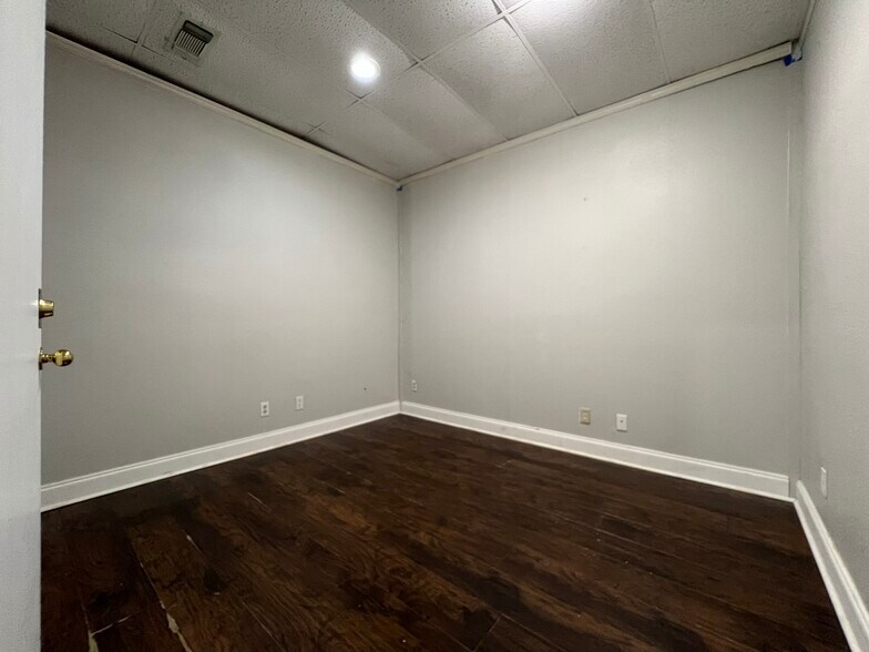More Photos Of 1701 N Elm St, Denton Office For Sale