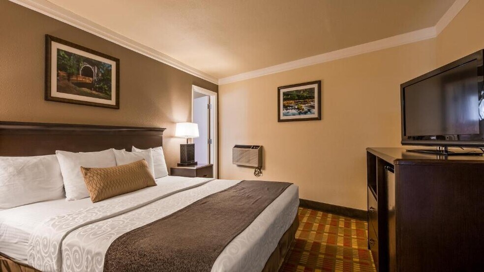 More Photos Of 760 NW Garden Valley Blvd, Roseburg Hotel For Sale