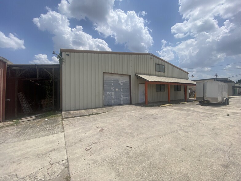 More Photos Of 3514 Copeland Dr, San Antonio Light Manufacturing For Sale