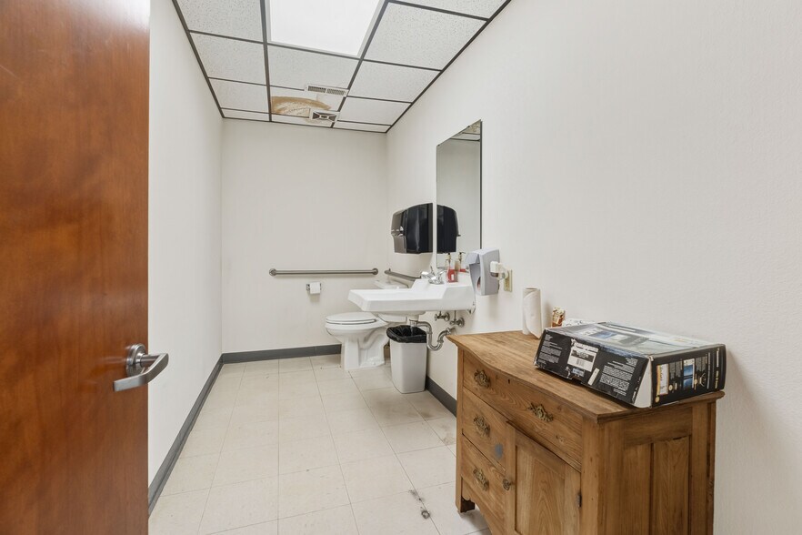 More Photos Of 604 Industrial Park Dr, Eldon Office For Sale