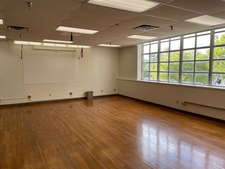 More Photos Of 216 E College St, Seguin Flex For Sale