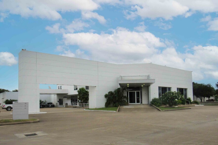 Primary Photo Of 18700 Northwest Fwy, Houston Auto Dealership For Lease