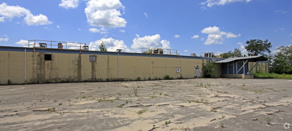 More Photos Of 7410 E US Highway 90, Lee Manufacturing For Lease