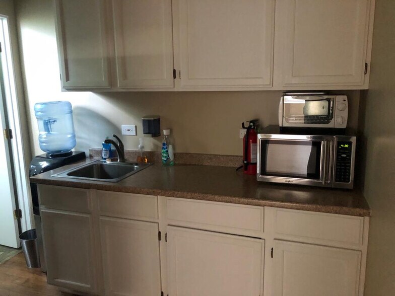 More Photos Of 8101 Monticello Ave, Skokie Flex For Lease