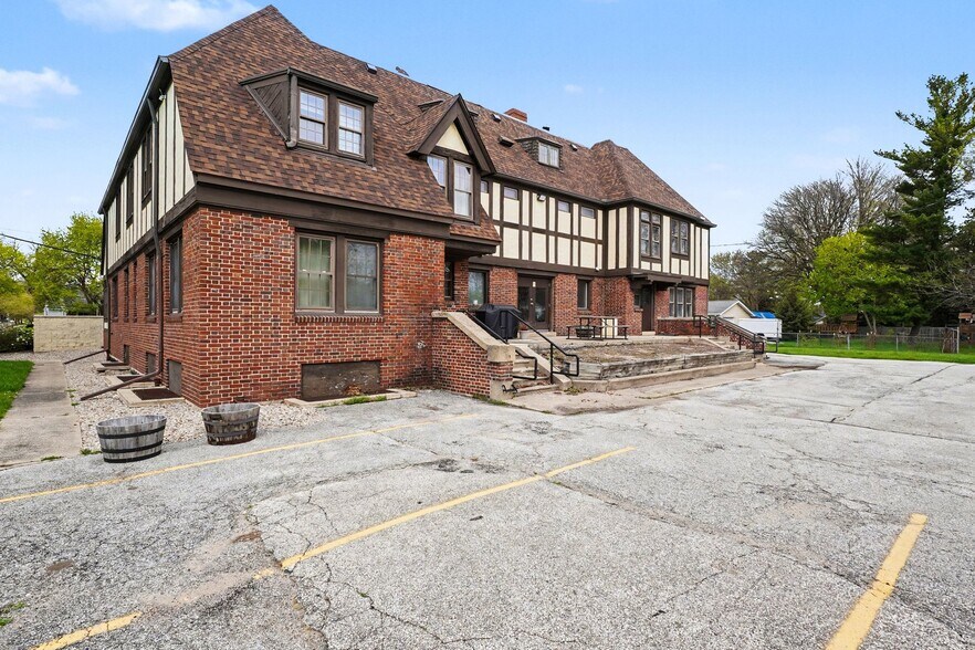 More Photos Of 302 N Tuscola Road, Bay, Bay City Hotel For Sale