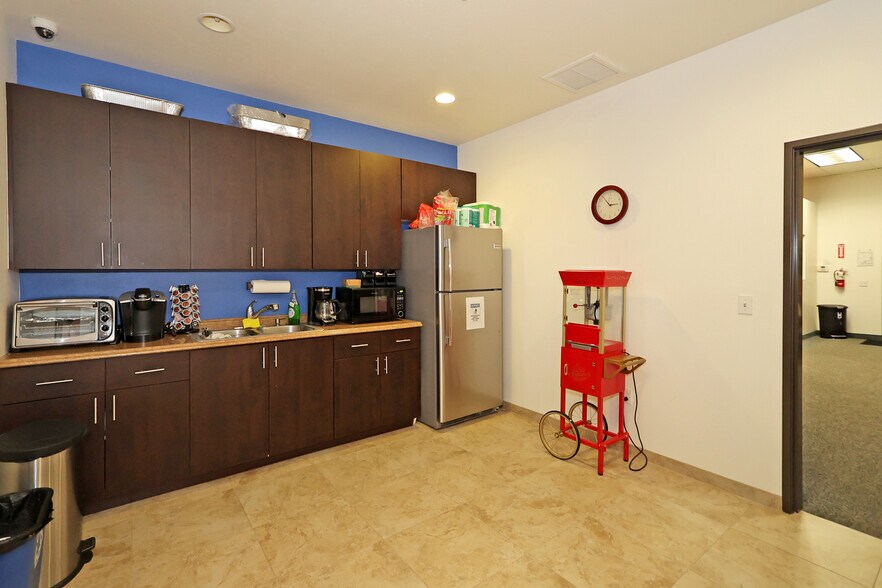 More Photos Of 72104 Corporate Way, Thousand Palms Warehouse For Sale