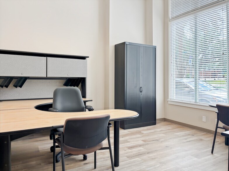 More Photos Of 300 E University Ave, Gainesville Coworking Space