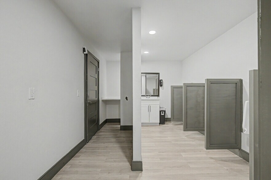 More Photos Of 102 W 4th St, Hearne Storefront For Sale