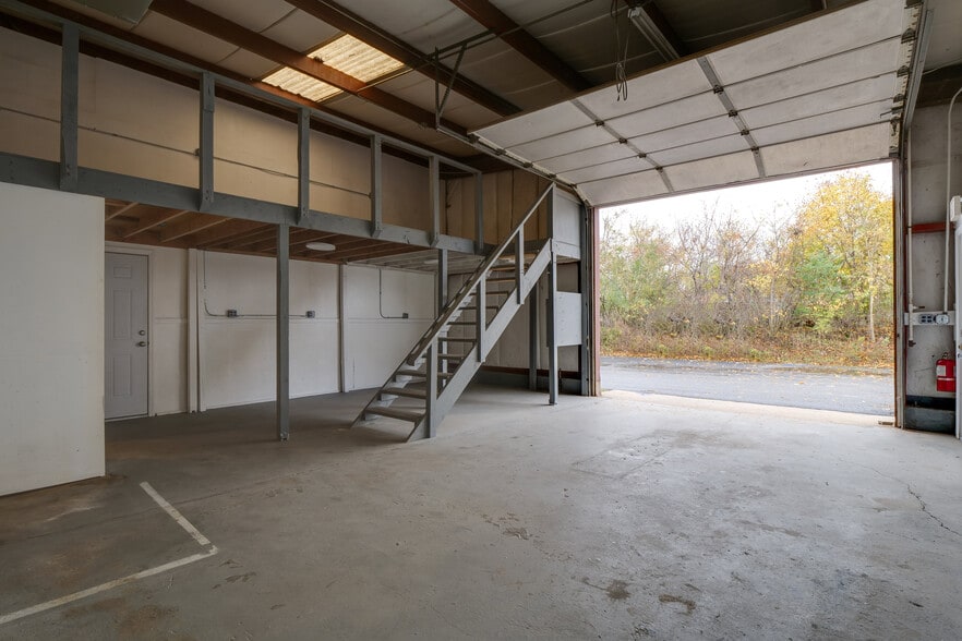 More Photos Of 30 Mariners Dr, Southampton Warehouse For Sale