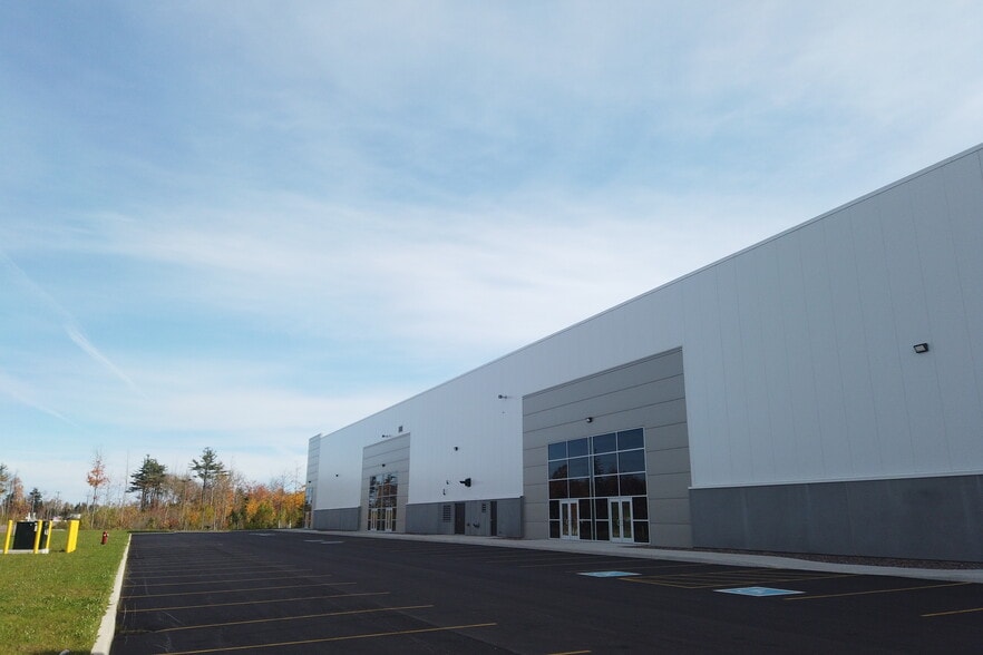More Photos Of 1245 De L'aviation Av, Dieppe Manufacturing For Lease