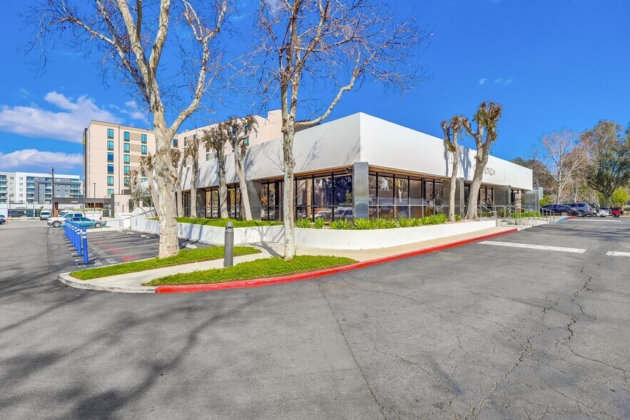 More Photos Of 5947-5951 Variel Ave, Woodland Hills Office For Sale