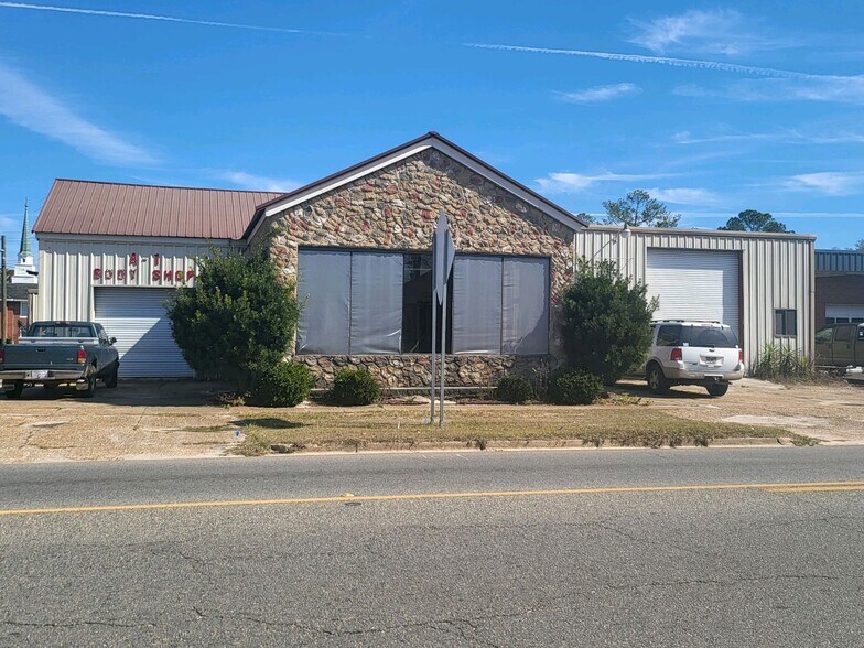 Primary Photo Of 211 S Hutchinson Ave, Adel Auto Repair For Sale
