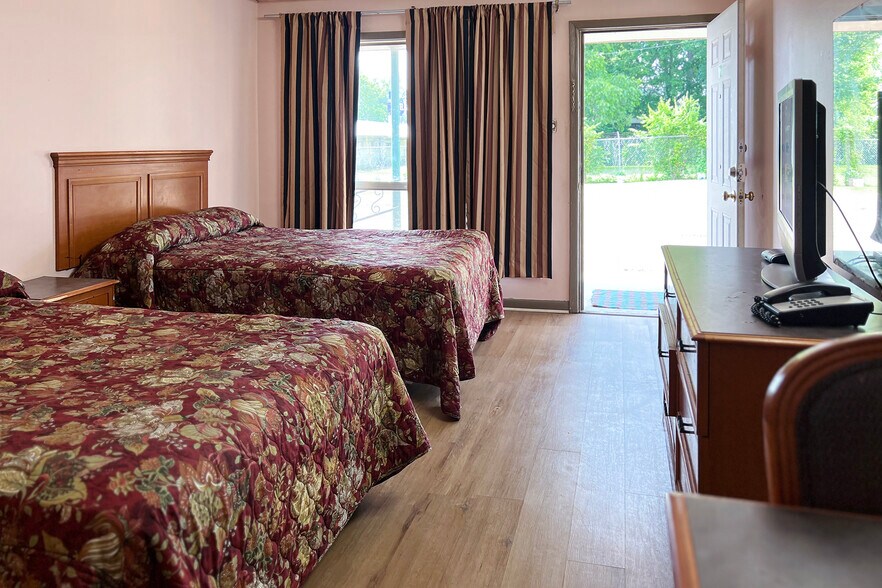 More Photos Of 819 W 7th St, Texarkana Hotel For Sale