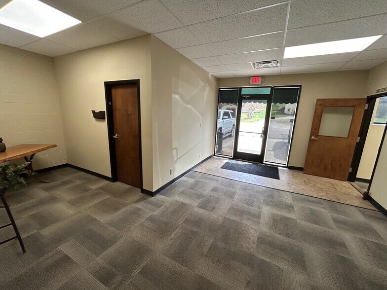 More Photos Of 101 Rathbone Rd, Marietta Flex For Sale