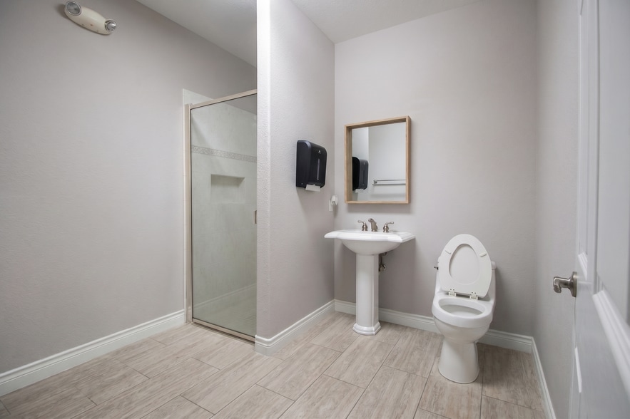 More Photos Of 404 Newport Blvd, League City Flex For Sale