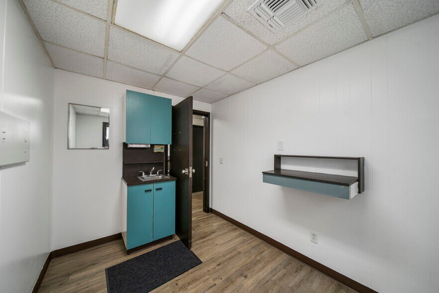 More Photos Of 700 S Main St, Grove Medical For Sale