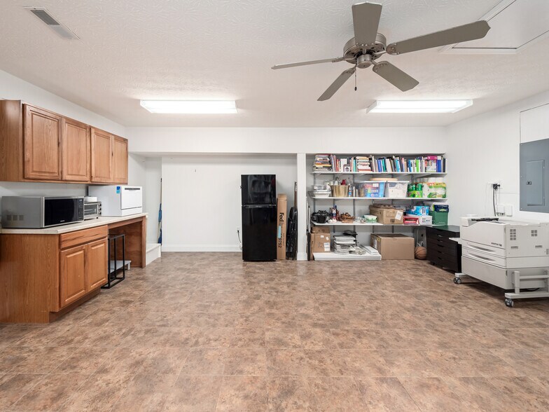 More Photos Of 24 S Main St, London General Retail For Sale