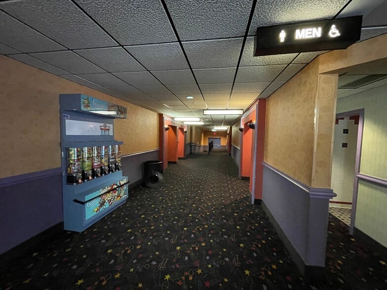 More Photos Of 1075 Parkway Blvd, Flowood Movie Theatre For Lease