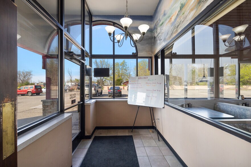 More Photos Of 37116 S Groesbeck Hwy, Clinton Township Restaurant For Sale