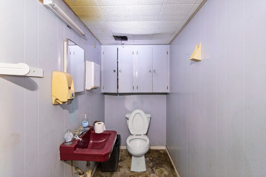 More Photos Of 1801 N Main St, Baytown Flex For Sale