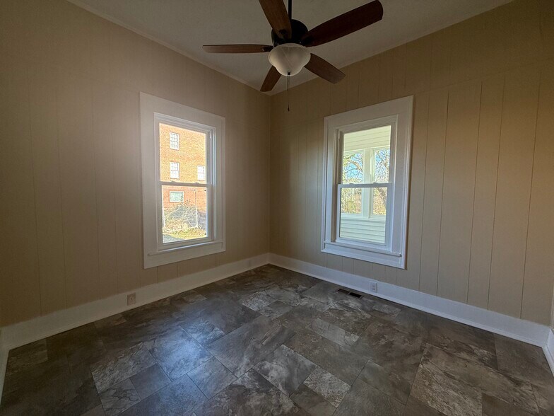 More Photos Of 402 College St, Clinton Office For Sale