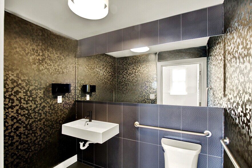 More Photos Of 20 E 5th St, Covington Storefront Retail Residential For Lease